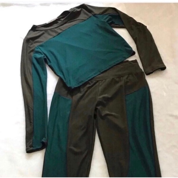 Crop Top and Leggings Coordinated Set - Picture 3 of 6